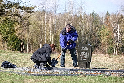 Республиканский субботник: коллектив Администрации Президента принял участие в благоустройстве мемориального комплекса и посадке леса