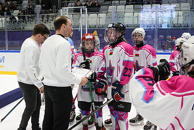 В хоккей играют не только мужчины. Всемирный женский хоккейный матч прошел в Минске