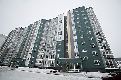 Ключи от арендных квартир получили 60 семей военнослужащих Борисовского гарнизона