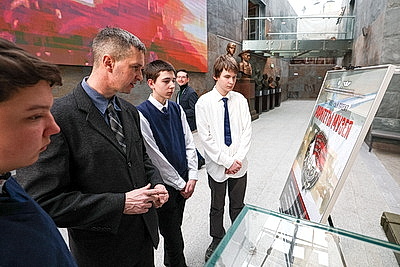 Нагрудный знак \"Бойцу Красной гвардии и Красному партизану\" представили в Музее истории ВОВ