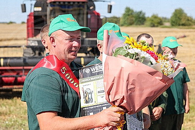 Водитель из Каменецкого района первым в стране перевез 5 тыс. тонн зерна на уборочной