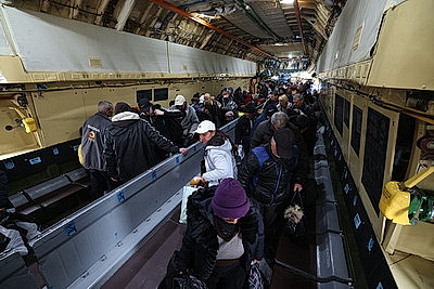 Три самолета с жителями Алешек прибыли в Беларусь