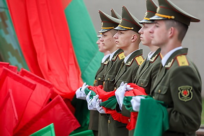 С огромной гордостью за достижения страны. Государственный флаг в 81 м пронесли по главной площади Гомеля