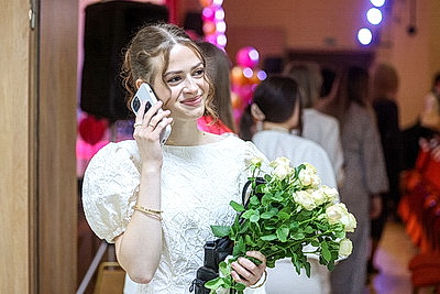 Торжественное вручение аттестатов выпускникам школ проходит в Беларуси