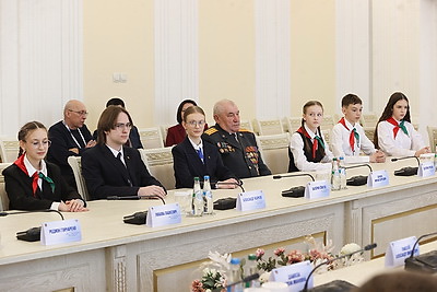 \"Люблю нашу страну за спокойствие, традиции и природу\". В Брестской области вручили паспорта лучшим учащимся