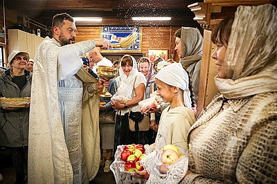 Православные верующие отмечают Яблочный Спас