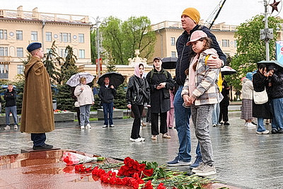 Народное возложение цветов к монументу Победы проходит в Минске