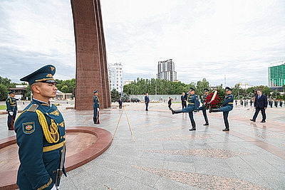 Турчин возложил венок к Вечному огню на Площади Победы в Бишкеке