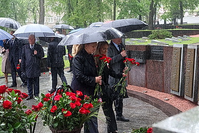 Почтить память погибших. Возложения цветов к братским могилам и мемориалам проходят в канун Дня Победы