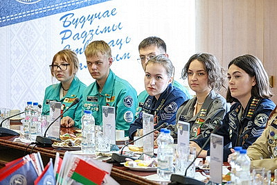 \"Через душу и сердце\". Ветераны студотрядовского движения поделились опытом с молодежью