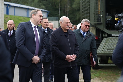 Лукашенко ознакомился с научными разработками гражданского и оборонного назначения