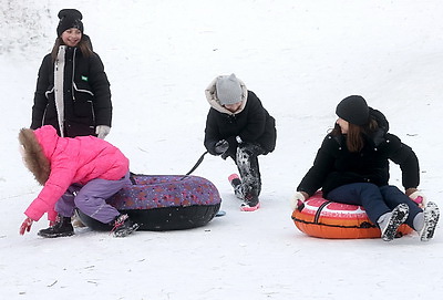Любители активного отдыха провели праздничные выходные на снежных склонах