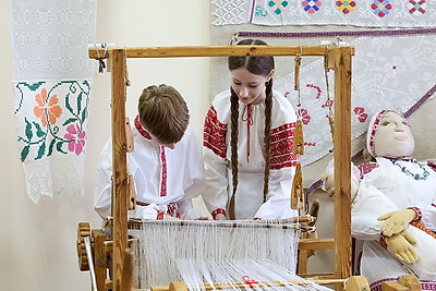 Материалов на 100 лет. Как в Минской области сохраняют традиции местного ткачества