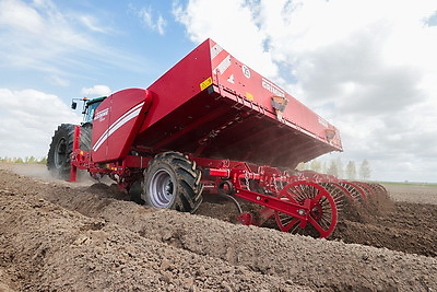 Посадка раннего картофеля идет в крупном хозяйстве Ивановского района