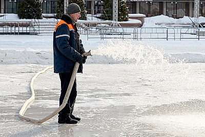 В Витебске на площади Победы заливают каток
