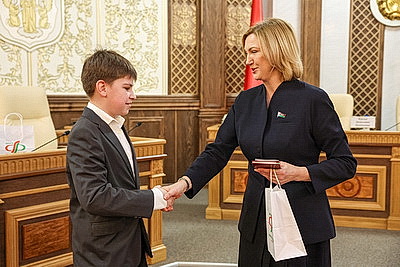 \"Гордимся тем, что нам выпала такая честь\". В Верховном Суде столичным школьникам вручили первые паспорта