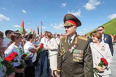 Символ мужества и гордости народа. Торжества по случаю Дня Независимости проходят на Кургане Славы