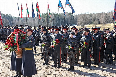 \"Пусть скорбь и печаль обернутся в мужество ваше и силу\". В Хатыни проходит всенародная вахта памяти