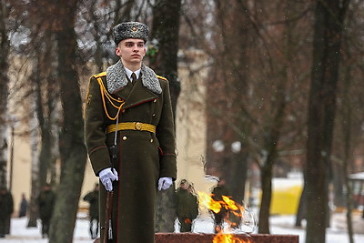 Праздник мужества и верности долгу: в регионах Беларуси 23 февраля прошли торжественные митинги