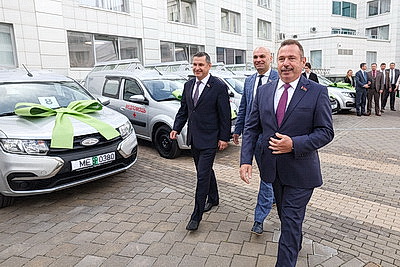 Ключи от 12 медицинских автомобилей вручили учреждениям здравоохранения регионов