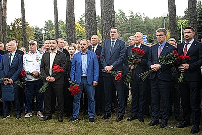 Памятник легендарному спортсмену Александру Медведю открыли на Восточном кладбище в Минске