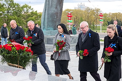Праздник труда начался с возложения цветов к стеле \"Минск - город-герой\"