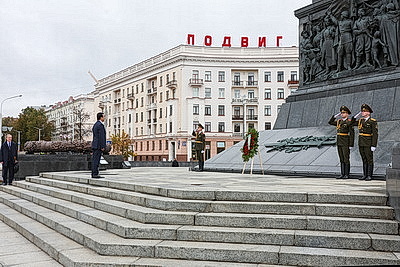 Парламентская делегация Пакистана возложила венок к монументу Победы в Минске