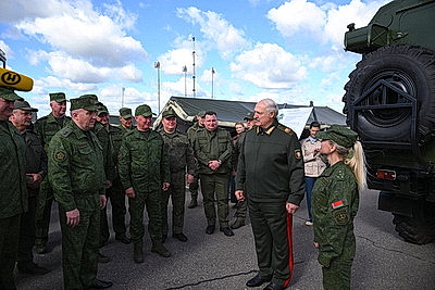 Лукашенко ознакомился с развитием и практическим использованием в войсках систем связи