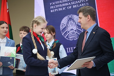 \"Важный день, который останется в памяти\". Столичным школьникам вручили паспорта в Минской ратуше