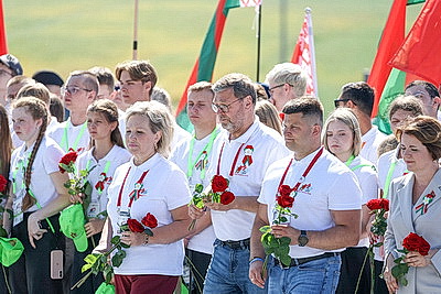 Символ мужества и гордости народа. Торжества по случаю Дня Независимости проходят на Кургане Славы