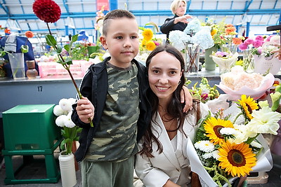 Комаровский рынок распахнул двери в выходной: что продают к 1 сентября и сколько стоят букеты