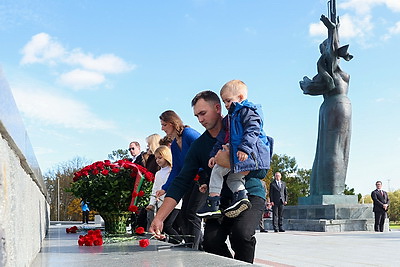 Финалисты конкурса \"Семья года\" почтили память героев Великой Отечественной войны в Минске