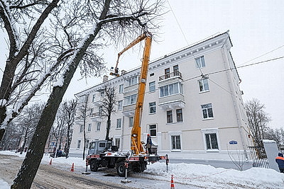 Коммунальщики очищают крыши от снега и сосулек