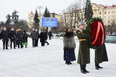 Парламентская делегация Зимбабве возложила венок и цветы к монументу Победы в Минске