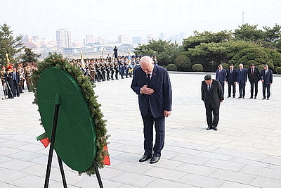 Лукашенко в Пхеньяне возложил венок к монументу \"Освобождение\"
