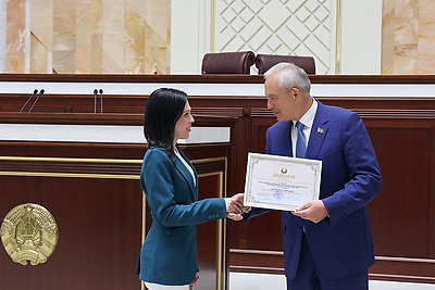 \"Вы выстраиваете открытый диалог между обществом и властью\". Сотрудников СМИ наградили в Палате представителей