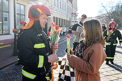 \"101 тюльпан для милых дам\". Гродненские спасатели поздравили женщин с 8 Марта