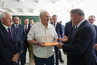 \"Можем конкурировать\". Лукашенко ставит задачу активнее осваивать рынок светодиодных ламп