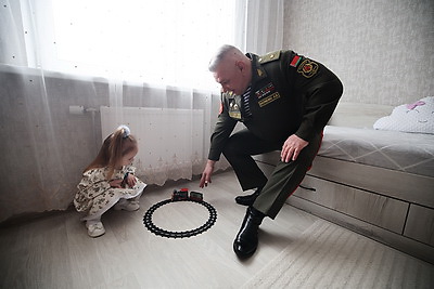 Ключи от арендных квартир получили 60 семей военнослужащих Борисовского гарнизона