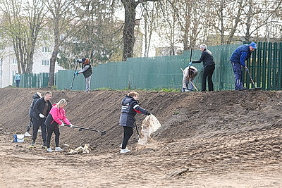 Молодой лес, обновленные улицы, цветники: Жировичи всем миром вышли на субботник