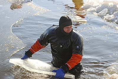 В Бресте расчищают полыньи для зимующих птиц