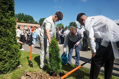 Последние звонки для выпускников 9-х и 11-х классов прозвенели по всей Беларуси