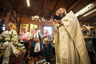 Православные верующие отмечают Яблочный Спас