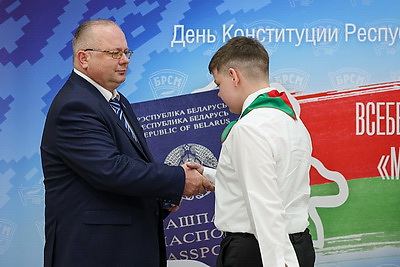 Свои первые паспорта из рук председателя КГК получили десять юных белорусов