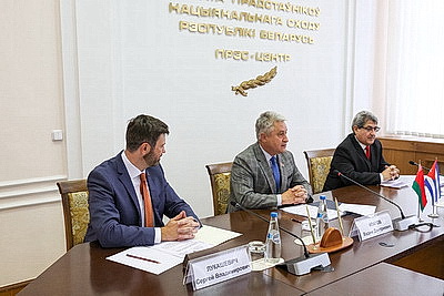 Выставка к 100-летию Фиделя Кастро открылась в Палате представителей