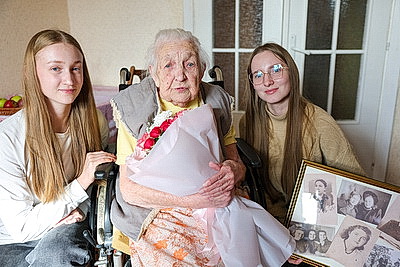 \"Цените мир и оставайтесь человечными\". 101-летняя ветеран труда из Гомеля напутствовала молодежь