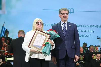 Учителя продолжают принимать поздравления в преддверии профессионального праздника