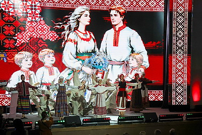 Жемчужины Беларуси. Династии многодетных семей со всей страны поделились историей своего рода и традициями