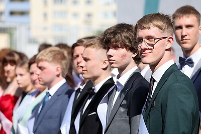 Последние звонки для выпускников 9-х и 11-х классов прозвенели по всей Беларуси