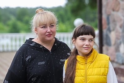 \"Слышим смех детей, видим их счастливые лица\". Особенные подопечные и их мамы отдыхают в лагере Красного Креста